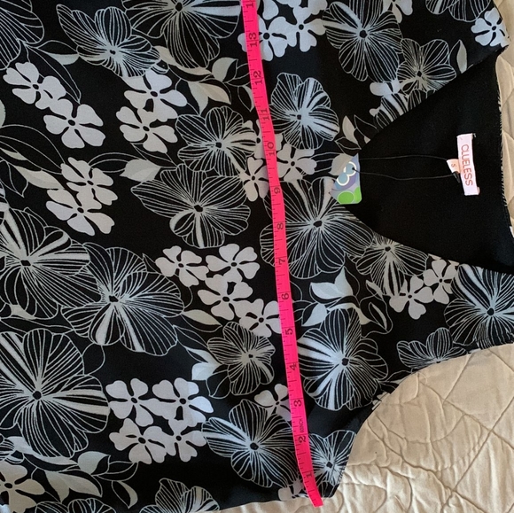 Brand new. Clueless. Size M. Black and White flowers. Zipper on the side. Medium - Picture 2 of 8